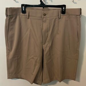 Men’s Grandslam golf shorts.